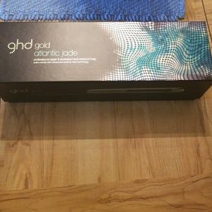 NEW ghd gold flat iron in color Atlantic jade